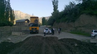 Жители кадамжайского села Кара-Жыгач ремонтируют дорогу собственными силами <b>(фото)</b>