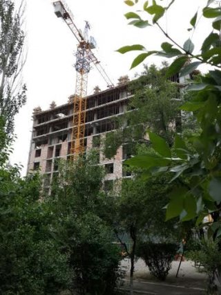 В Бишкеке над детской площадкой нависает кран с бетонными плитами <b>(фото)</b>