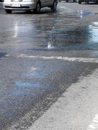 В Бишкеке на Ибраимова-Чуй из-под асфальта бьет вода <b>(фото)</b>
