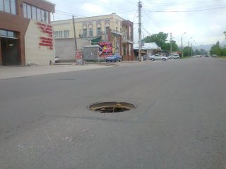 На Ахунбаева-Баха в открытый люк на проезжей дороге могут провалиться автомобили <b>(фото)</b>