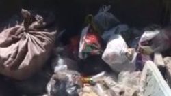 Горожанка жалуется на мусор возле дома №250 на ул.Киевской. Видео