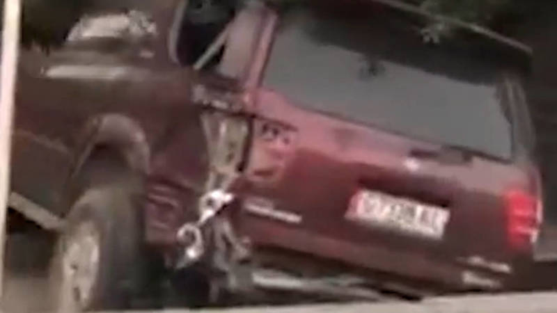 В Бишкеке Toyota Sequoia столкнулась с Lexus GX470 и влетела в жилой дом. Момент аварии