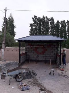 В Кадамжае одноклассники на 10-летие выпуска построили остановку