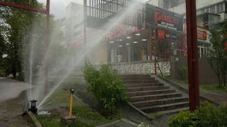 Фото, видео - В центре Бишкека прорвало трубу