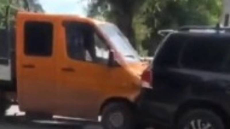 В Бишкеке грузовик «Мерседес» врезался в «крузак». Видео