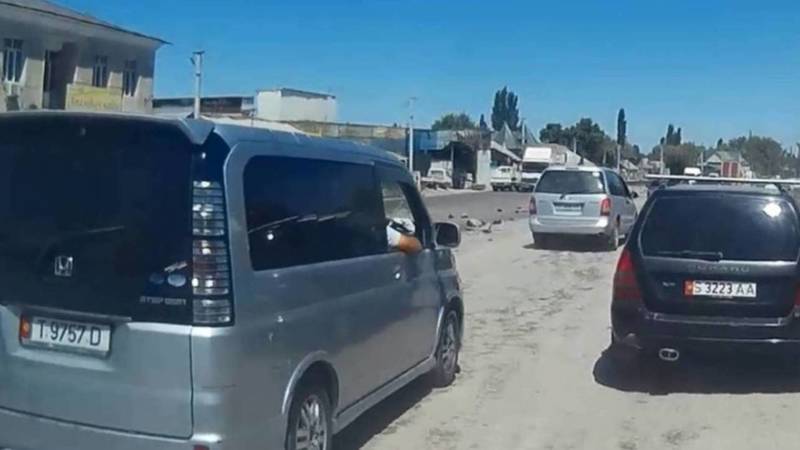 Массовое нарушение ПДД на трассе Бишкек—Сукулук. Видео