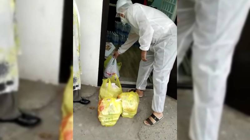 В Бишкеке добровольцы доставляют еду медработникам в больницах. Видео