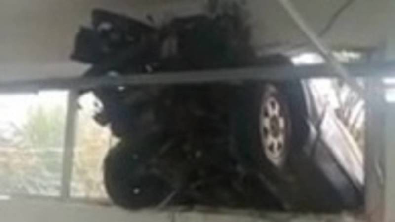 В Токмоке автомобиль въехал в швейный цех. Видео