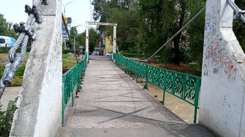 Горожанин жалуется на состояние моста через реку Ала-Арча по проспекту Айтматова. Фото