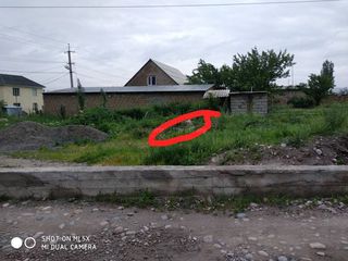 Почему до сих пор не ликвидирован фундамент, ограждающий водопроводный колодец на Матисакова-Шералиева? - бишкекчанка (фото)