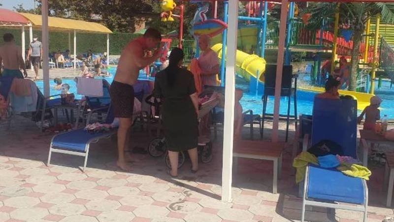 В одном из бассейнов Бишкека много людей и не соблюдается дистанция, - очевидец