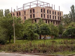 Житель Бишкека: Законно ли идет строительство многоэтажного здания в парке им.Панфилова?