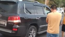 На ул.Ахунбаева «Фит» врезался в Lexus LX 570. Видео с места аварии
