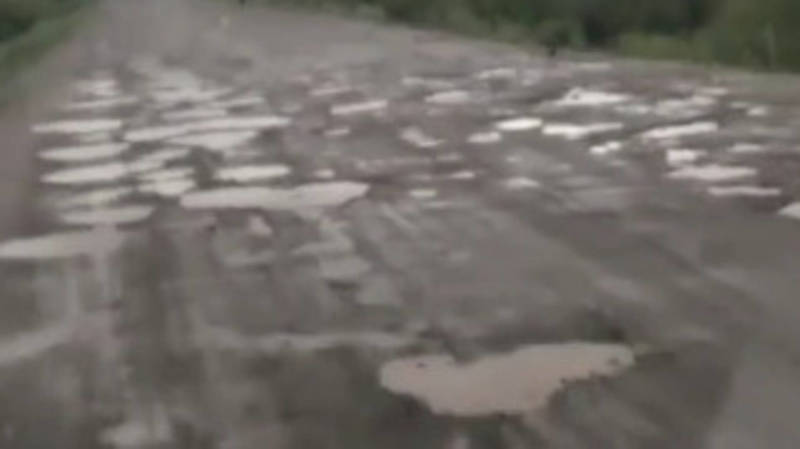 Житель села Суусамыр жалуется на состояние дороги. Видео