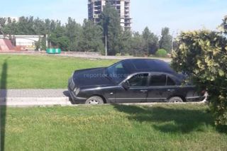 В Бишкеке машина заехала на тротуар площади Победы (фото)
