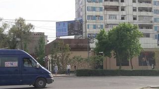 УЗС мэрии Бишкека выясняет законность рекламного щита на проспекте Чуй