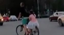 Велосипедист с девочкой на багажнике остановился на оживленном перекрестке на проспекте Чуй. Видео