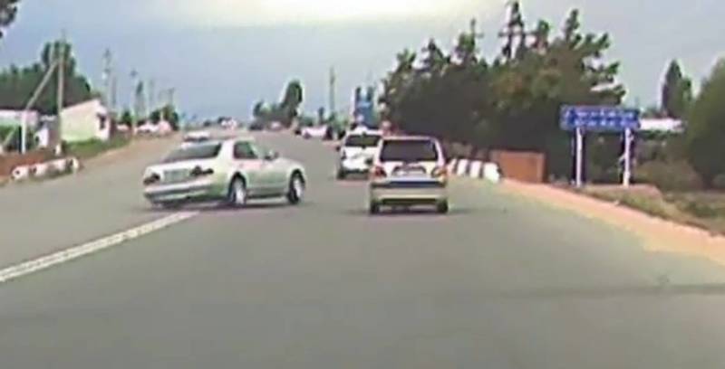 На Иссык-Куле водитель на большой скорости врезался в бордюр. Момент аварии