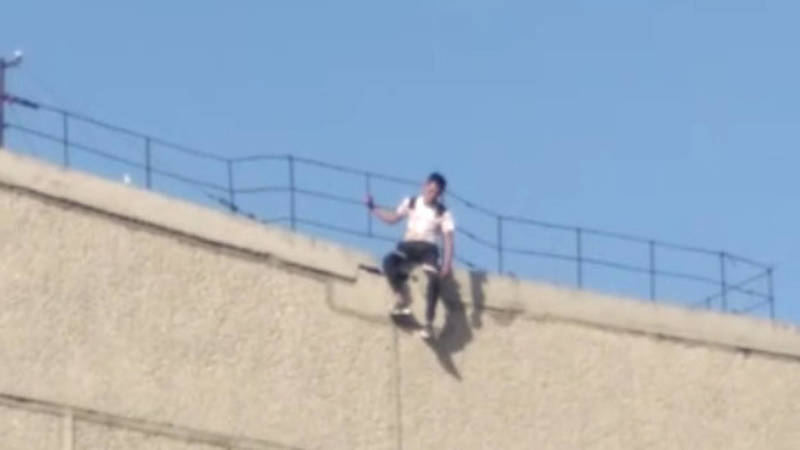 В Бишкеке парень грозился спрыгнуть с крыши 5-этажного дома. Видео очевидцев