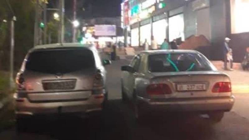 «Мерседес» и «Тойота» припаркованы на тротуаре по ул.Байтик Баатыра