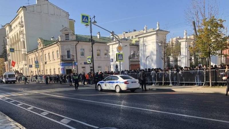 Фото — Длинная очередь избирателей выстроилась у посольства КР в Москве