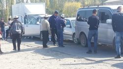 В Кара-Суйском районе четыре машины столкнулись паровозиком. Видео с места аварии