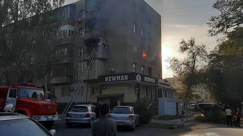 В доме на Токтогула-Калыка Акиева горит квартира