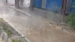 На улице Тыныстанова прорвало трубу горячей воды. Видео