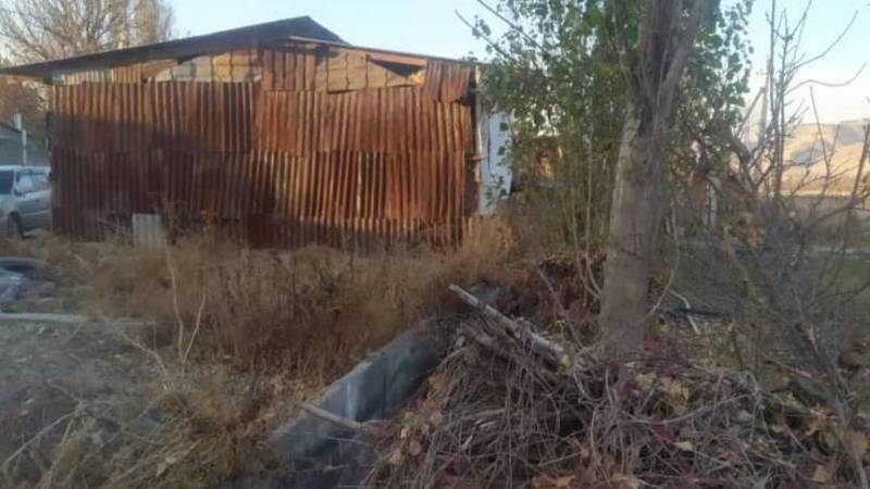 В селе Таш-Мойнок возле канала построили хозпостройку и туалет, - местный житель
