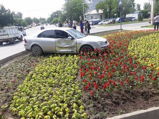 Фото — Из-за ДТП «Форд» наехал на клумбу в Бишкеке
