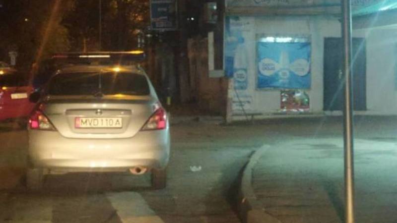 Машина МВД припаркована в неположенном месте. Фото