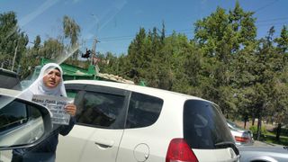 Бишкекчанин просит решить вопрос с попрошайками на пересечении улиц А.Токомбаева и Байтик Баатыра