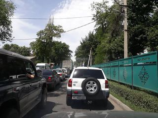 Бишкекчанин жалуется на постоянные пробки на пересечении улиц Фучика и Жибек-Жолу