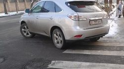 Lexus RX 350 припарковали на зебре на Орозбекова, - очевидец
