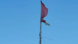 На здании милицейского пункта села Кок-Мойнок висит порванный флаг Кыргызстана, - очевидец