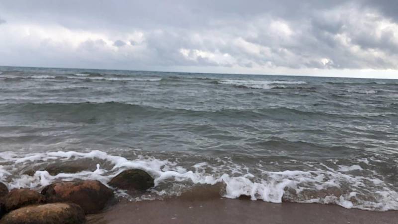 Красивые волны на берегу Иссык-Куля в ноябре. Фото и видео