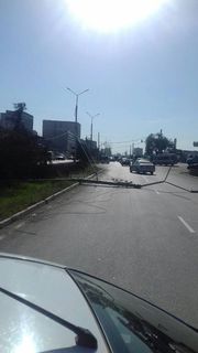 В Бишкеке на Южной магистрали-Садырбаева упал электрический столб (фото)