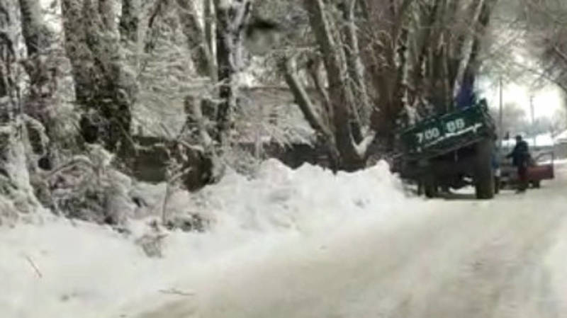 На ул.Республиканской неизвестные на грузовике выгружают снег на обочине дороги, - горожанин