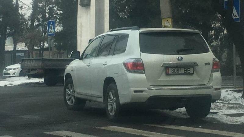 Возле ГКНБ «Хайландер» с номерами «Ниссан» припаркован на «зебре»