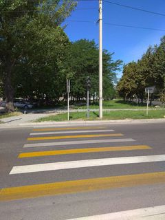 На Чуй-Ауэзова нанесли новую «зебру», которая ведет к дорожному знаку и светофору (фото)