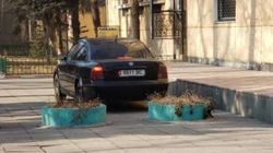 «Пассат», находящийся в залоге или в аресте, припаркован на тротуаре на Фрунзе. Фото