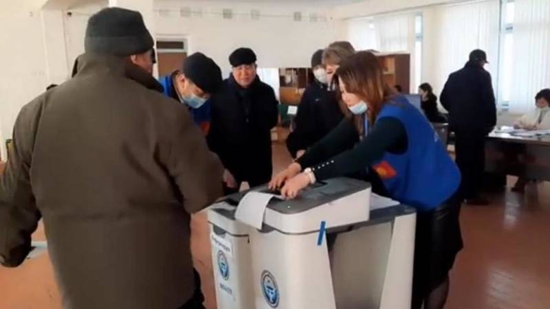 В селе Сокулук члены комиссии помогают избирателям вносить бюллетени в АСУ (видео)
