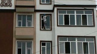 Видео — В Оше мужчина выполнял работу на козырьке окна на 5 этаже строящегося дома без страховки