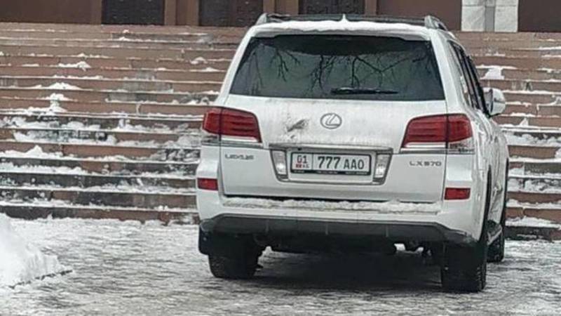 Водитель Lexus LX 570 оштрафован на 1000 сомов за парковку возле Белого дома