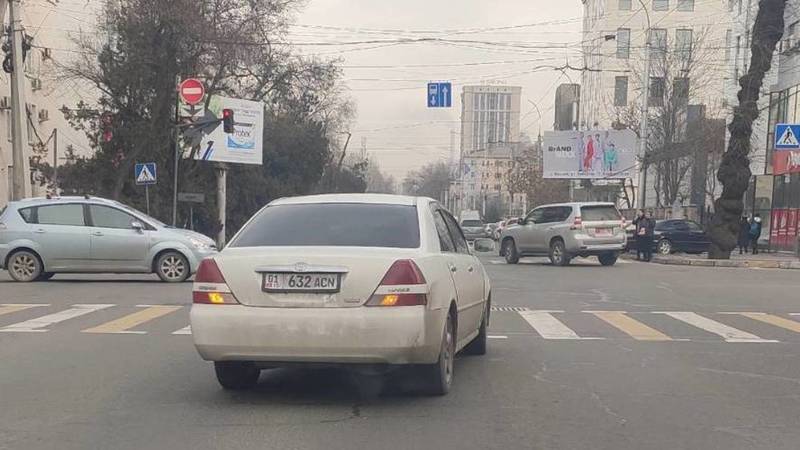 На Киевской «Тойота» заехала за стоп-линию, - очевидец