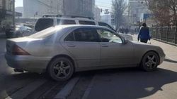 «Мерседес S 430» припаркован на тротуаре по Исанова. Фото