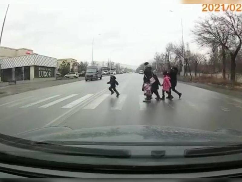 В Бишкеке водитель маршрутки чуть не сбил ребенка. Видео