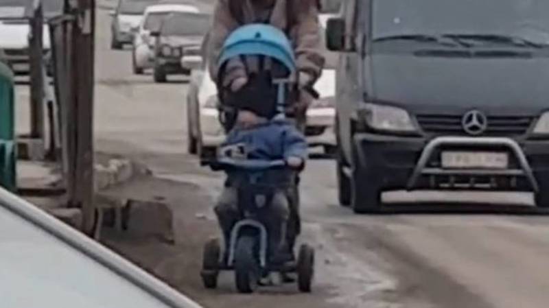 Мамы с колясками выходят на проезжую часть, - горожанин просит отремонтировать пешеходный мост в Аламедин-1. Видео