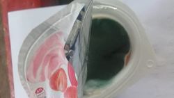 Бишкекчанка жалуется на испорченный йогурт «Чудо» от компании «Бишкексут». Видео