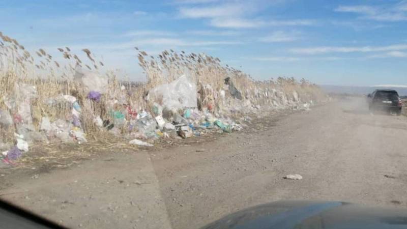 Кантовчанин Азамат жалуется на мусор около авиабазы. Фото
